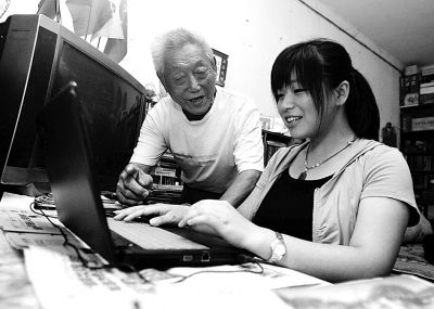 图为张治琴教周爷爷学打字。